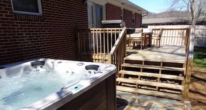 Downtown Brevard Cottage - Hot Tub / Walk To Town