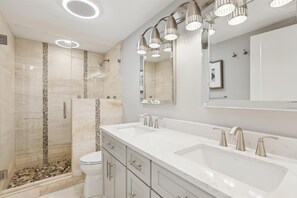 Towels - Luxurious and completely renovated, enjoy beautiful beach and sunrise views! (Hilton Head Island)