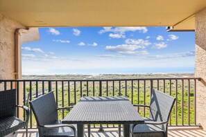 Outdoor dining - Luxurious and completely renovated, enjoy beautiful beach and sunrise views! (Hilton Head Island)