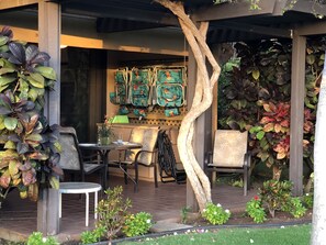 Outdoor dining - Soooooo Close to the Beach & Completely Remodeled!  Relax to the Sound of Waves (Kihei)