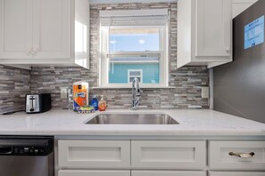 Kylskåp, mikrovågsugn, ugn och spishäll