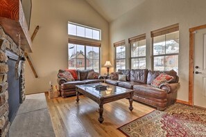 Smart TV, fireplace, DVD player, toys