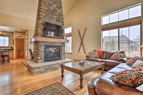 Ski In / Ski Out Enjoy the beautiful mountains and watch the skiers go by!