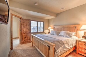 4 bedrooms, desk, iron/ironing board, travel cot