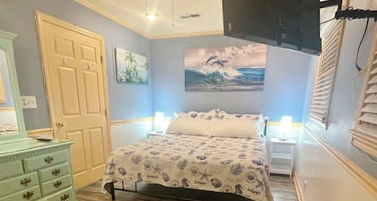 NEW OWNER/NEWLY RENOVATED~1bdrm Cottage~safe neighborhood~1mile to beach~Sleeps4