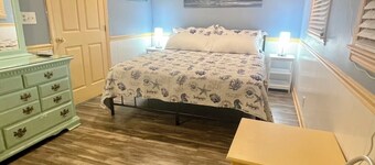 NEW OWNER/NEWLY RENOVATED~1bdrm Cottage~safe neighborhood~1mile to beach~Sleeps4