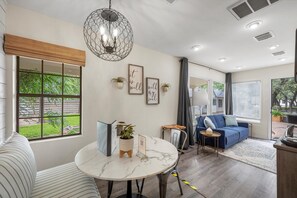 Fernseher, Kamin, Tischtennisplatte