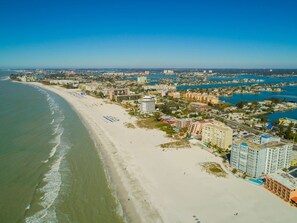 Playa en los alrededores, camastros y toallas de playa