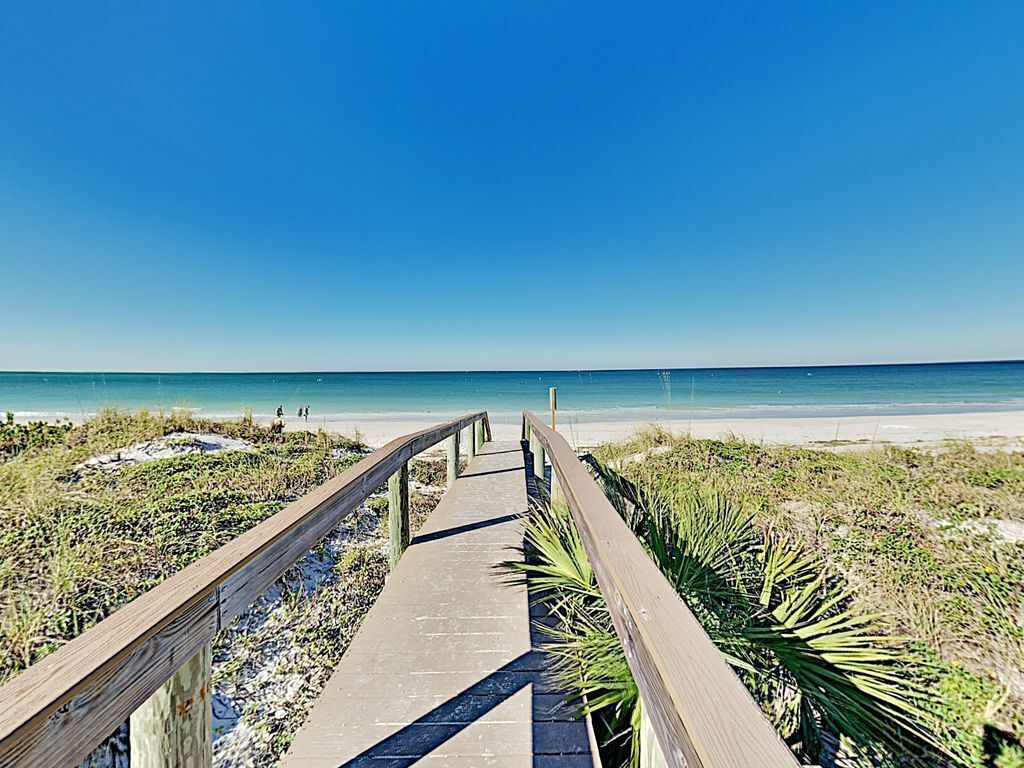 Una spiaggia nelle vicinanze, lettini da mare, teli da spiaggia