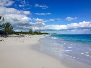 Plage, chaises longues, serviettes de plage