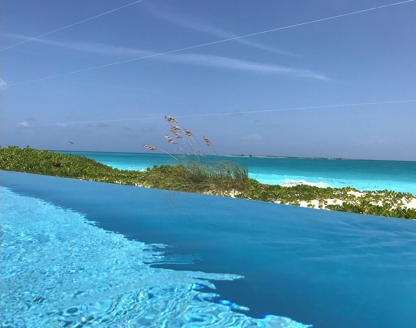 En la playa, camastros y toallas de playa 