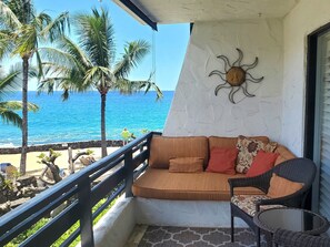 Property grounds - Kitchen and Bath Remodel! - Ocean Front - Central Air - Featured on Today Show (Kailua-Kona)