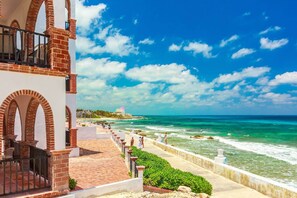 Terrace/patio - Plaza View Villa "Tijuana" with a/c and 2 pools,   5 min stroll to beach (Isla Mujeres)