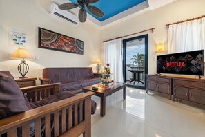Smart TV, DVD player - Plaza View Villa "Tijuana" with a/c and 2 pools, 5 min stroll to beach (Isla Mujeres)