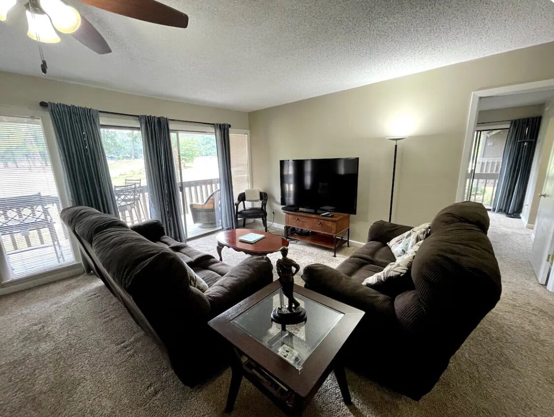 TV connectée, lecteur de DVD, table de tennis de table, livres