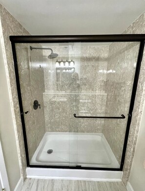 Ensemble douche/baignoire, sèche-cheveux, serviettes fournies, savon