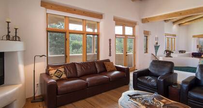READ OUR REVIEWS!!!!!! In the Historic District, Easy Walk to Plaza & Canyon Rd.