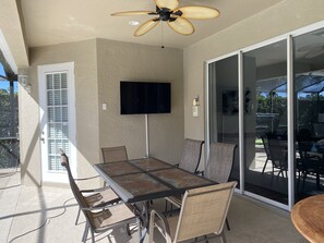 Outdoor dining - UPDATED Modern 5 Bed 4.5 Bath~ South Facing Pool & Spa~15 Min to Disney (Davenport)