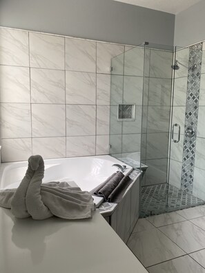 Combined shower/bathtub, hair dryer, towels - UPDATED Modern 5 Bed 4.5 Bath~ South Facing Pool & Spa~15 Min to Disney (Davenport)
