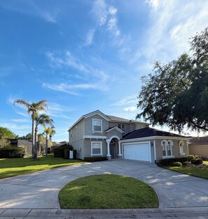 Exterior - UPDATED Modern 5 Bed 4.5 Bath~ South Facing Pool & Spa~15 Min to Disney (Davenport)