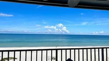 على الشاطئ، كراسي للتشمس، مناشف للشاطئ