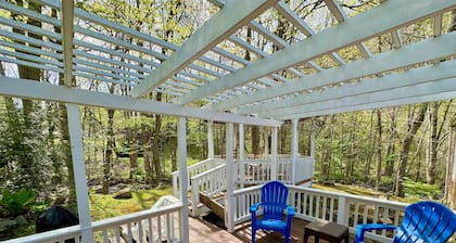 'Got Rocks' 1 acre on Watauga River, Gazebo, Flat yard, Close to Golf Courses