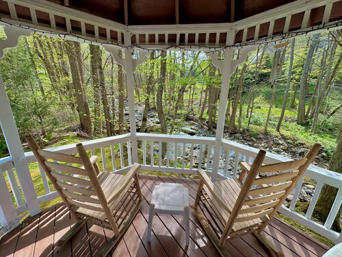 'Got Rocks' 1 acre on Watauga River, Gazebo, Flat yard, Close to Golf Courses