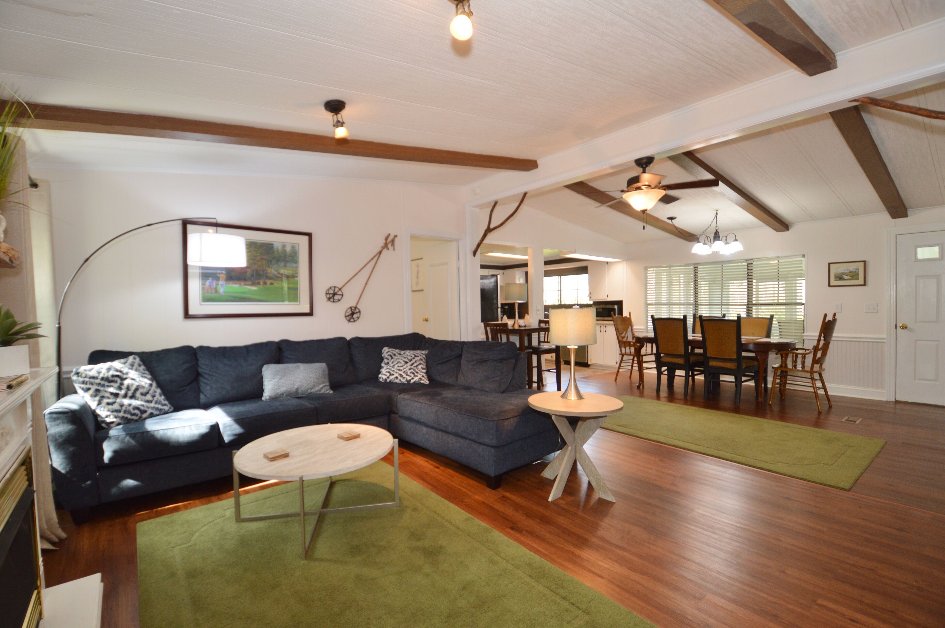 Télévision, cheminée, lecteur de DVD