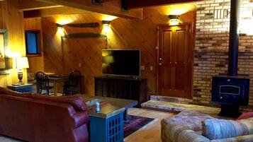 Televisión, chimenea, reproductor de DVD y tenis de mesa