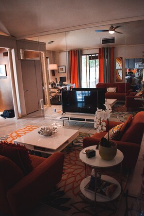 Smart-TV, Bücher, Computerbildschirme