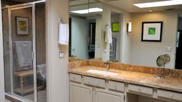 Combined shower/tub, towels