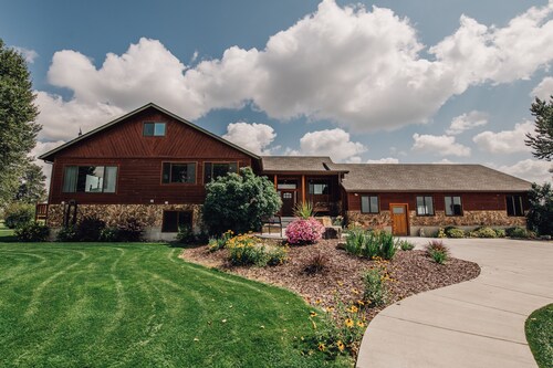 Three Peaks Lodge - Reunions, Weddings.