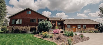 Three Peaks Lodge - Reunions, Weddings.