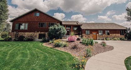 Three Peaks Lodge - Reunions, Weddings.