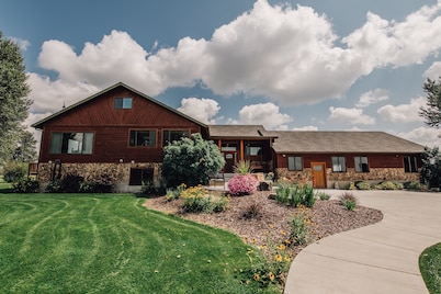 Three Peaks Lodge - Reunions, Weddings.