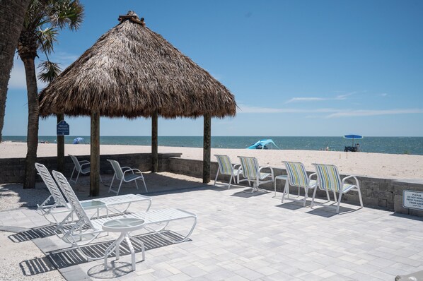 On the beach - Beachfront 2 Bedroom Condo on Casey Key (Nokomis)