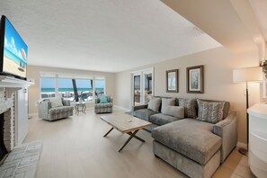 TV - Beachfront 2 Bedroom Condo on Casey Key (Nokomis)