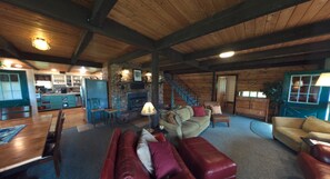 Smart TV, chimenea, reproductor de DVD y libros 