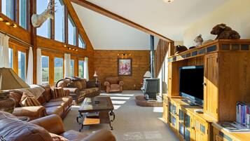 TV de tela plana, lareira, DVD player, mesa de pingue-pongue