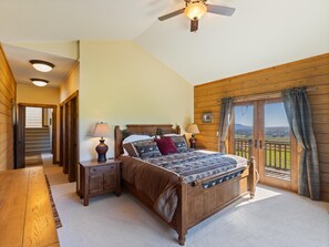 6 slaapkamers, een bureau, een strijkplank/strijkijzer, reisbedje