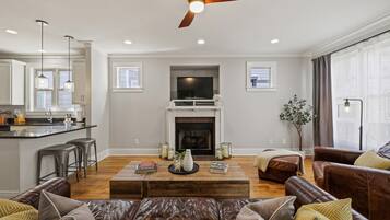 Smart-tv, eldstad och böcker