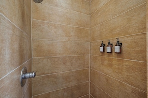 Combined shower/tub, jetted tub, hair dryer, towels