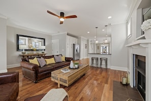 Smart TV, fireplace, books - Lux Home Easy WALK to Broadway/Gulch/Music Row, Opry, Honky Tonks, Bridgestone! (Nashville)