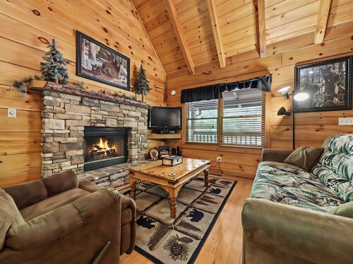Mark10:27~2mile Pkwy-Dowtown Pigforge-Hotub-Jacz-Wifi-Gameroom.-NO EXTRA FEES