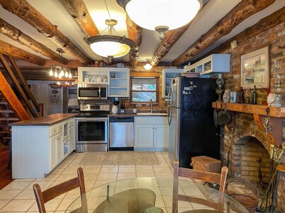 Cozy, Lakefront Log Cabin