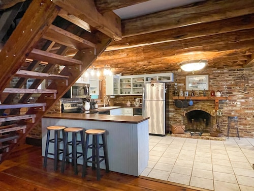 Cozy, Lakefront Log Cabin