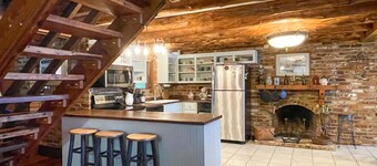 Cozy, Lakefront Log Cabin