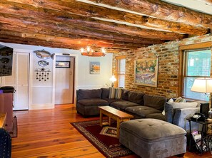 Fernseher, Kamin, Videospiele, DVD-Player