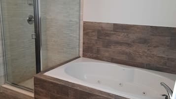 Baignoire et douche séparées, baignoire à jets, sÚche-cheveux