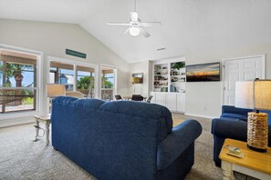 Televisión, reproductor de DVD, mesa de ping pong